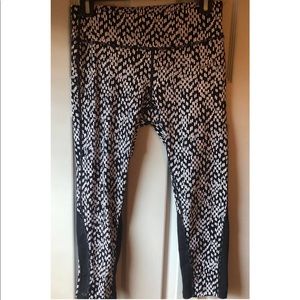 Nike Cropped Black and White Patterned Leggings